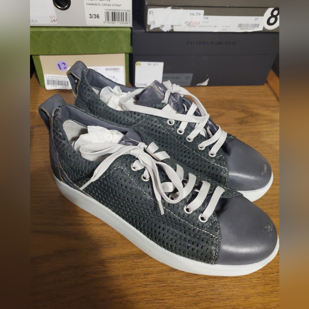 Sz 40 NIB Andia Fora sneakers